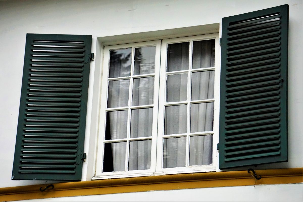 louver windows allowing adjustable lighting and glare reduction
